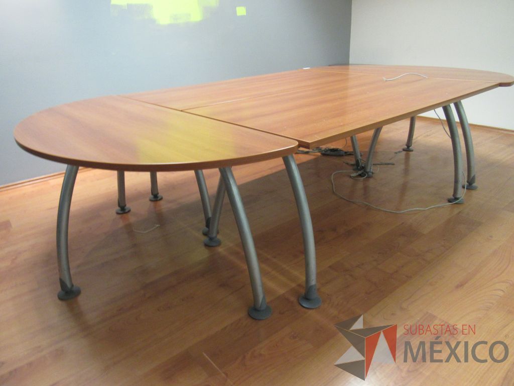 Lote 007 - Mesa de sala de juntas para 6 personas y 2 archiveros de madera - Imagen 13