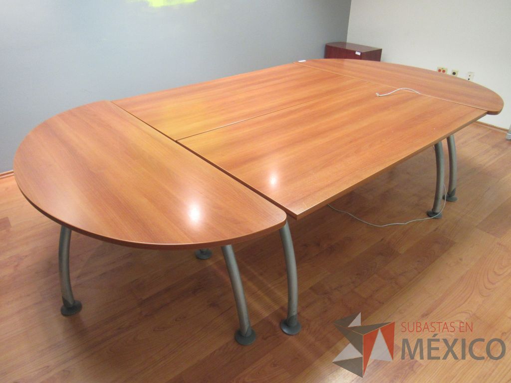 Lote 007 - Mesa de sala de juntas para 6 personas y 2 archiveros de madera - Imagen 16