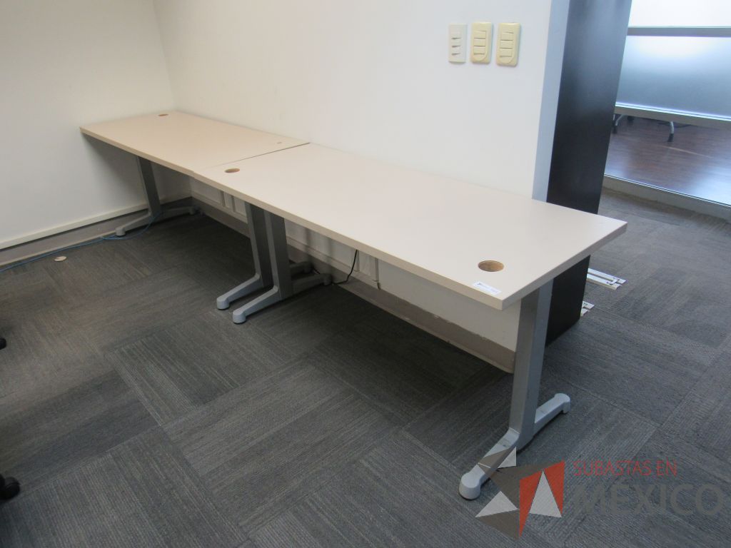Lote 157b - Mesa de trabajo con base metálica con cubierta color blanco con orificio para cables - Imagen 2