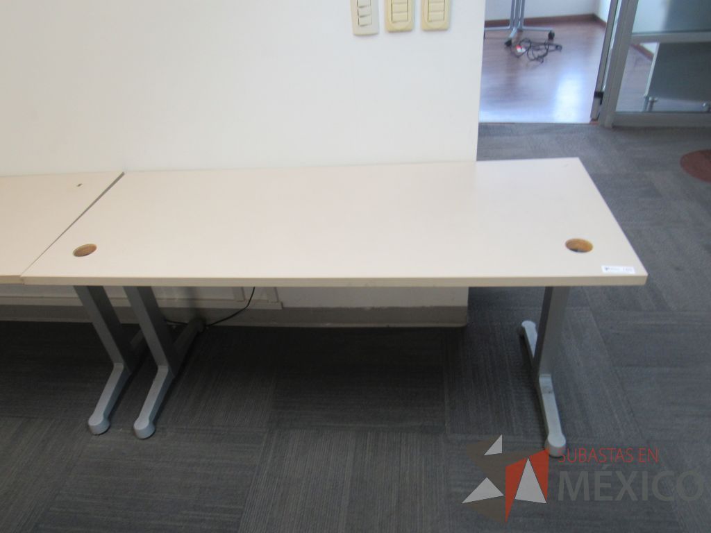 Lote 157b - Mesa de trabajo con base metálica con cubierta color blanco con orificio para cables - Imagen 3