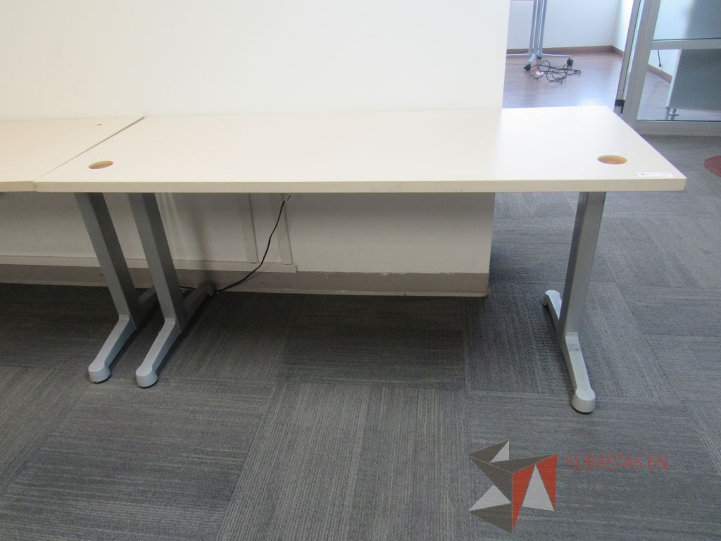 Lote 157b - Mesa de trabajo con base metálica con cubierta color blanco con orificio para cables - Imagen 4