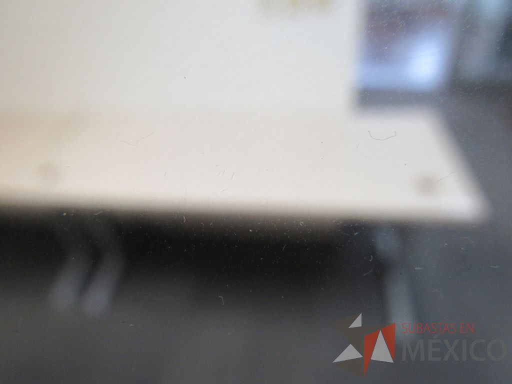 Lote 157b - Mesa de trabajo con base metálica con cubierta color blanco con orificio para cables - Imagen 5