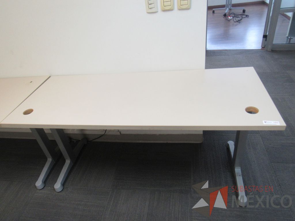 Lote 157b - Mesa de trabajo con base metálica con cubierta color blanco con orificio para cables - Imagen 6