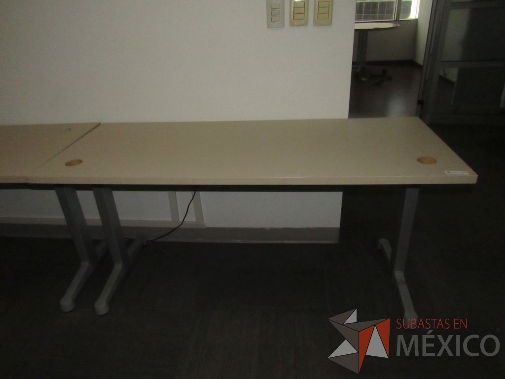 Lote 157b - Mesa de trabajo con base metálica con cubierta color blanco con orificio para cables - Imagen 7