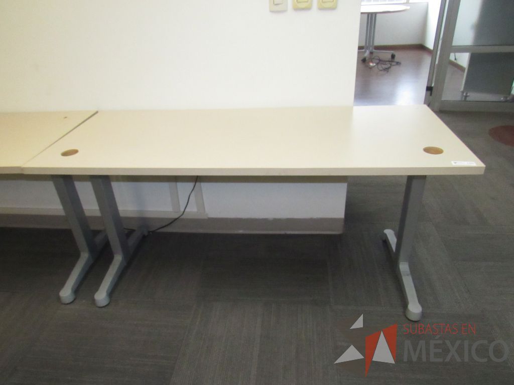 Lote 157b - Mesa de trabajo con base metálica con cubierta color blanco con orificio para cables - Imagen 8