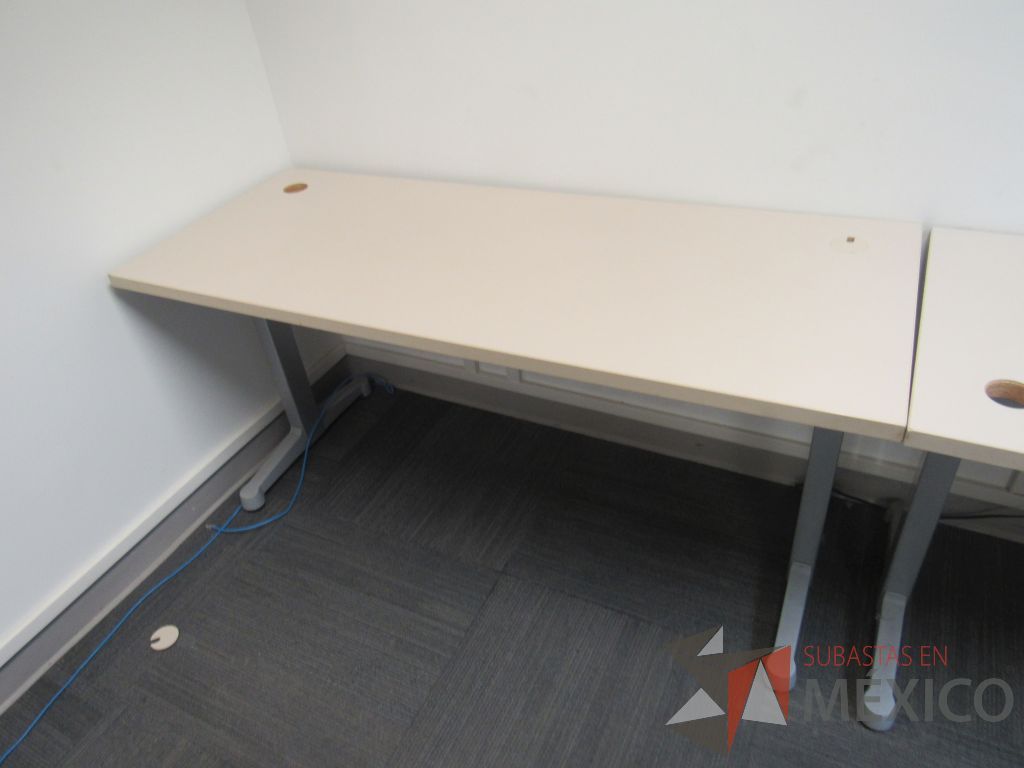 Lote 157b - Mesa de trabajo con base metálica con cubierta color blanco con orificio para cables - Imagen 9