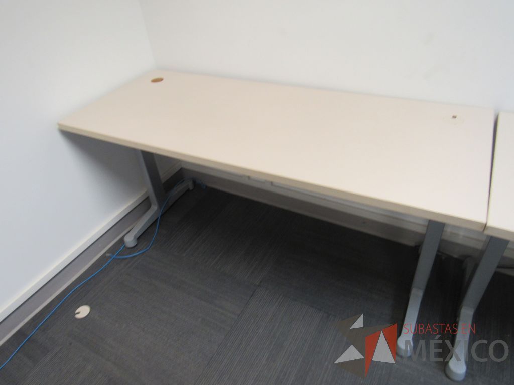 Lote 157b - Mesa de trabajo con base metálica con cubierta color blanco con orificio para cables - Imagen 10