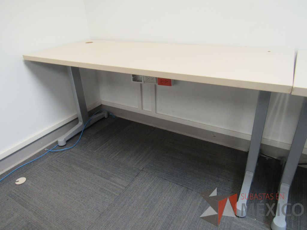 Lote 157b - Mesa de trabajo con base metálica con cubierta color blanco con orificio para cables - Imagen 11