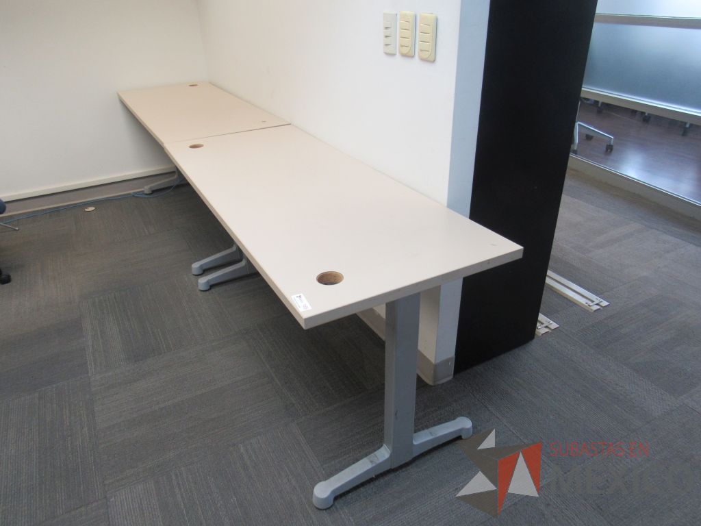 Lote 157b - Mesa de trabajo con base metálica con cubierta color blanco con orificio para cables