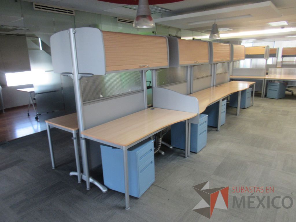 Lote 158 - Estación de trabajo para 8 personas de mampara alta con 8 gavetas y 8 archiveros verticales color azul