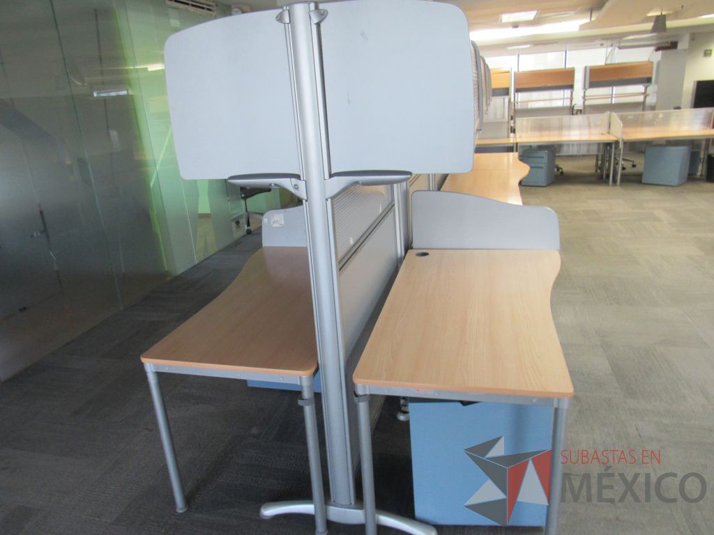 Lote 158 - Estación de trabajo para 8 personas de mampara alta con 8 gavetas y 8 archiveros verticales color azul - Imagen 10