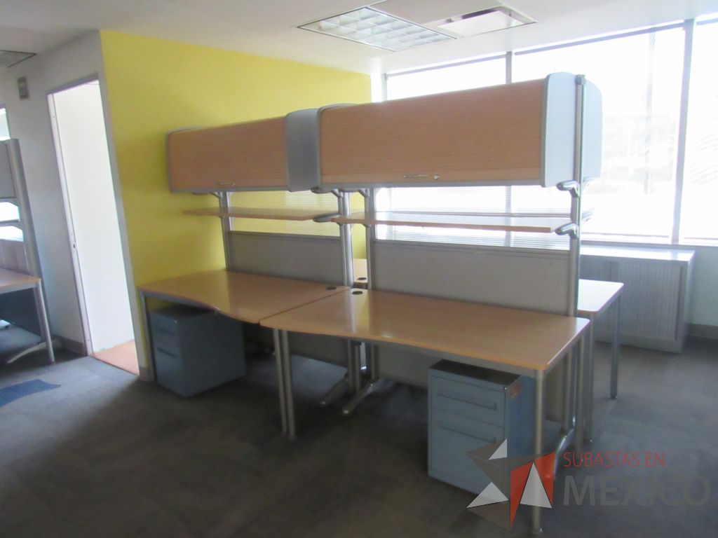 Lote 160 - Estación de trabajo para 4 personas con 4 gavetas, 4 repisas y 4 archiveros verticales de 2 cajones color azul - Imagen 2