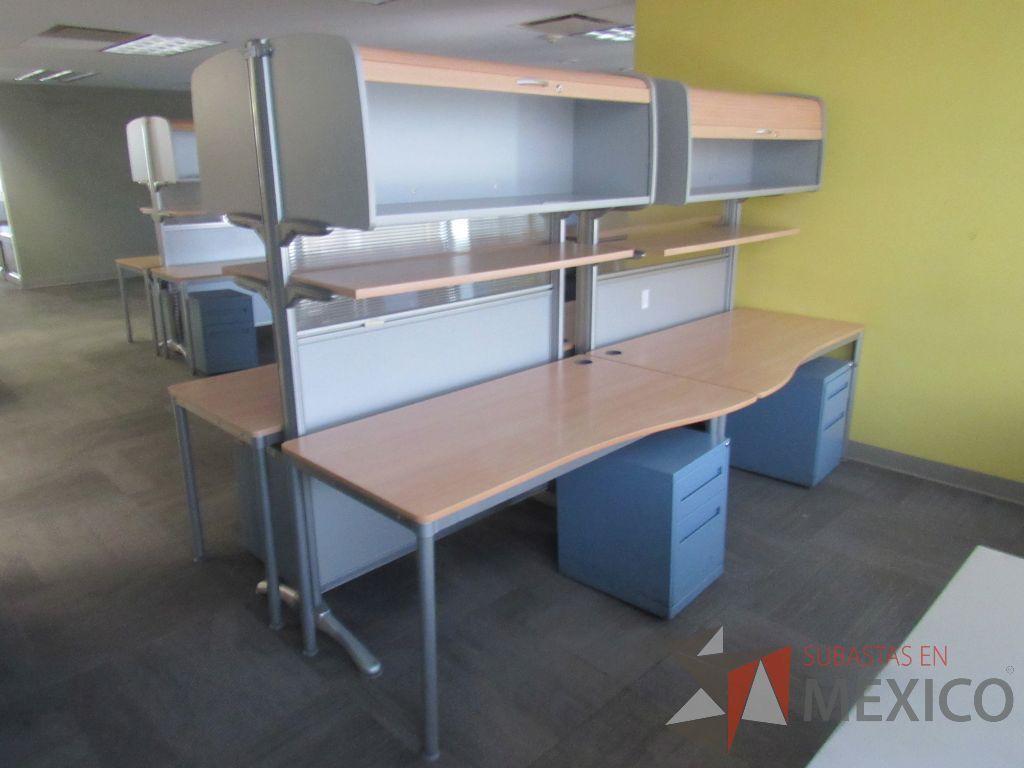 Lote 160 - Estación de trabajo para 4 personas con 4 gavetas, 4 repisas y 4 archiveros verticales de 2 cajones color azul - Imagen 3