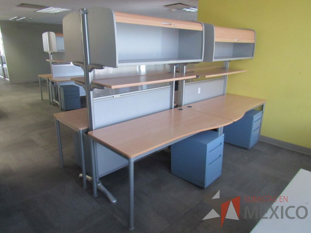 Lote 160 - Estación de trabajo para 4 personas con 4 gavetas, 4 repisas y 4 archiveros verticales de 2 cajones color azul - Imagen 4