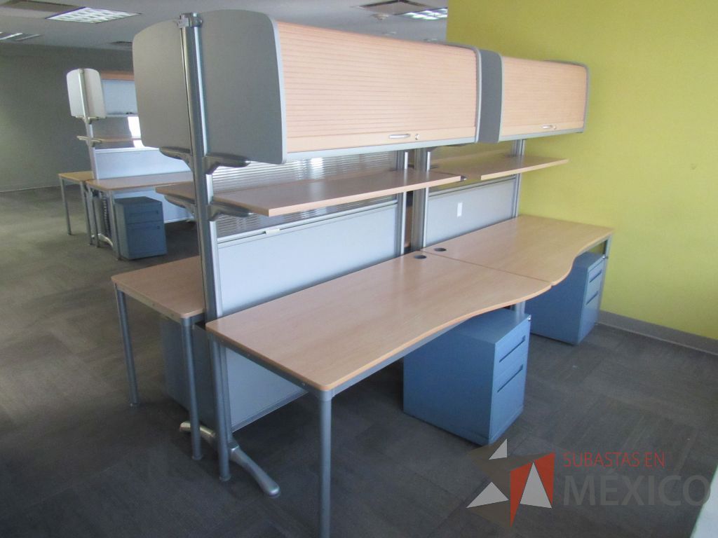 Lote 160 - Estación de trabajo para 4 personas con 4 gavetas, 4 repisas y 4 archiveros verticales de 2 cajones color azul