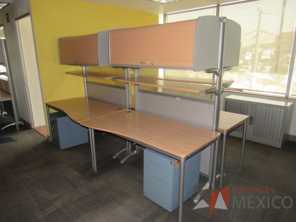 Lote 160 - Estación de trabajo para 4 personas con 4 gavetas, 4 repisas y 4 archiveros verticales de 2 cajones color azul - Imagen 8