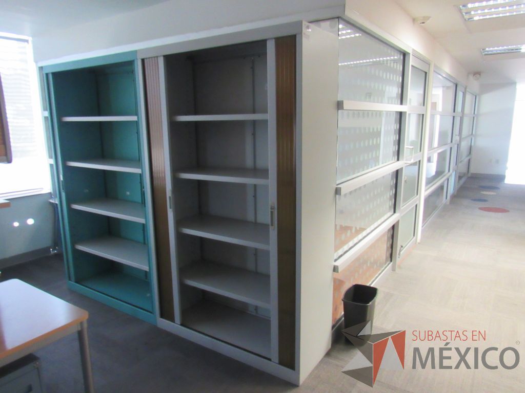 Lote 162 - Gabinete metálico alto con 2 puertas corredizas color café y 4 entrepaños - Imagen 2