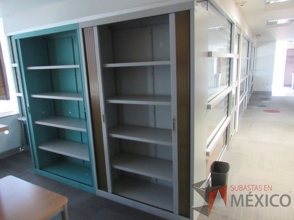 Lote 162 - Gabinete metálico alto con 2 puertas corredizas color café y 4 entrepaños - Imagen 4