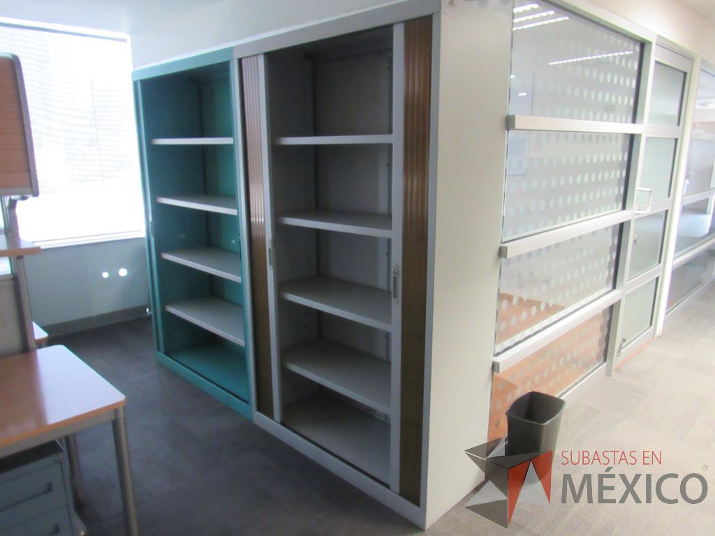 Lote 162 - Gabinete metálico alto con 2 puertas corredizas color café y 4 entrepaños