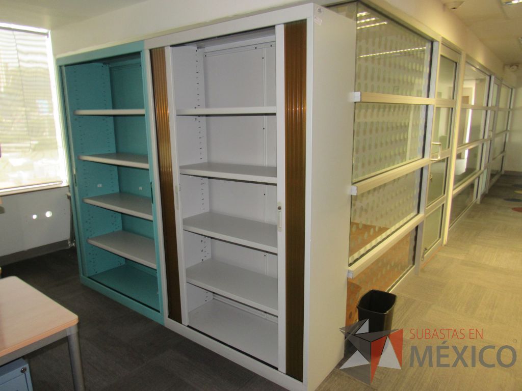 Lote 162 - Gabinete metálico alto con 2 puertas corredizas color café y 4 entrepaños - Imagen 5