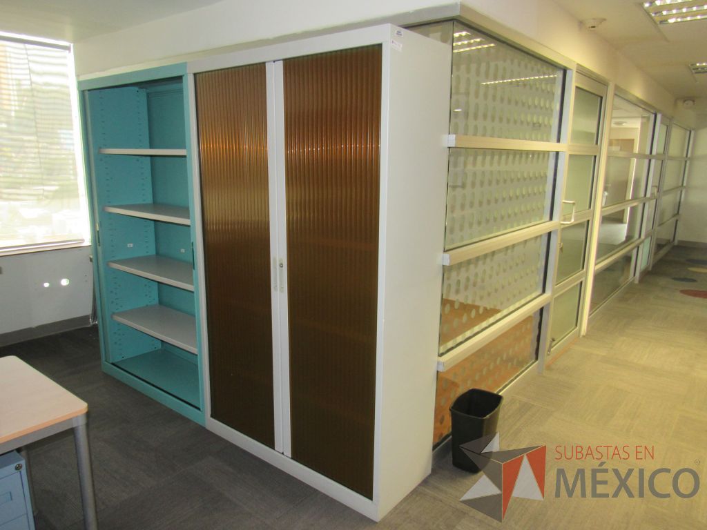 Lote 162 - Gabinete metálico alto con 2 puertas corredizas color café y 4 entrepaños - Imagen 6