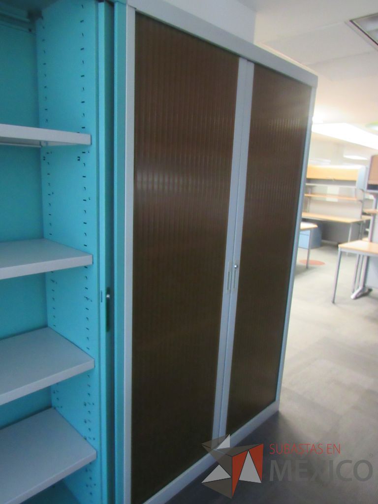 Lote 162 - Gabinete metálico alto con 2 puertas corredizas color café y 4 entrepaños - Imagen 7