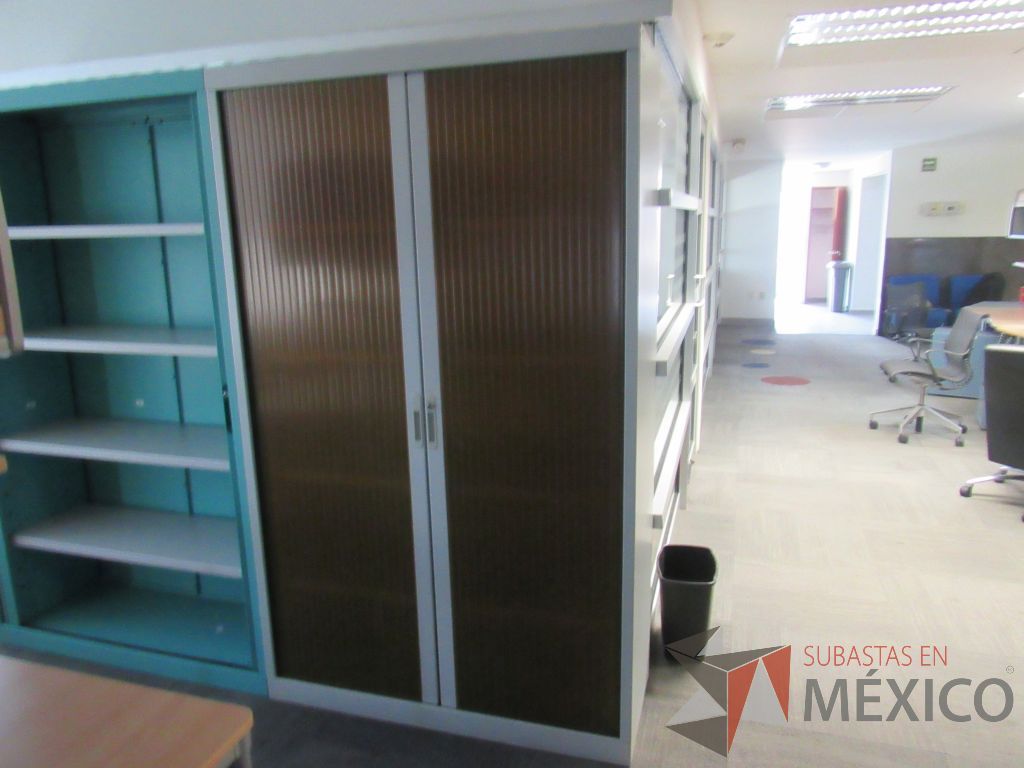 Lote 162 - Gabinete metálico alto con 2 puertas corredizas color café y 4 entrepaños - Imagen 8