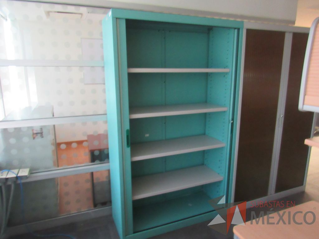 Lote 163a - Gabinete metálico alto con 2 puertas corredizas - Imagen 2