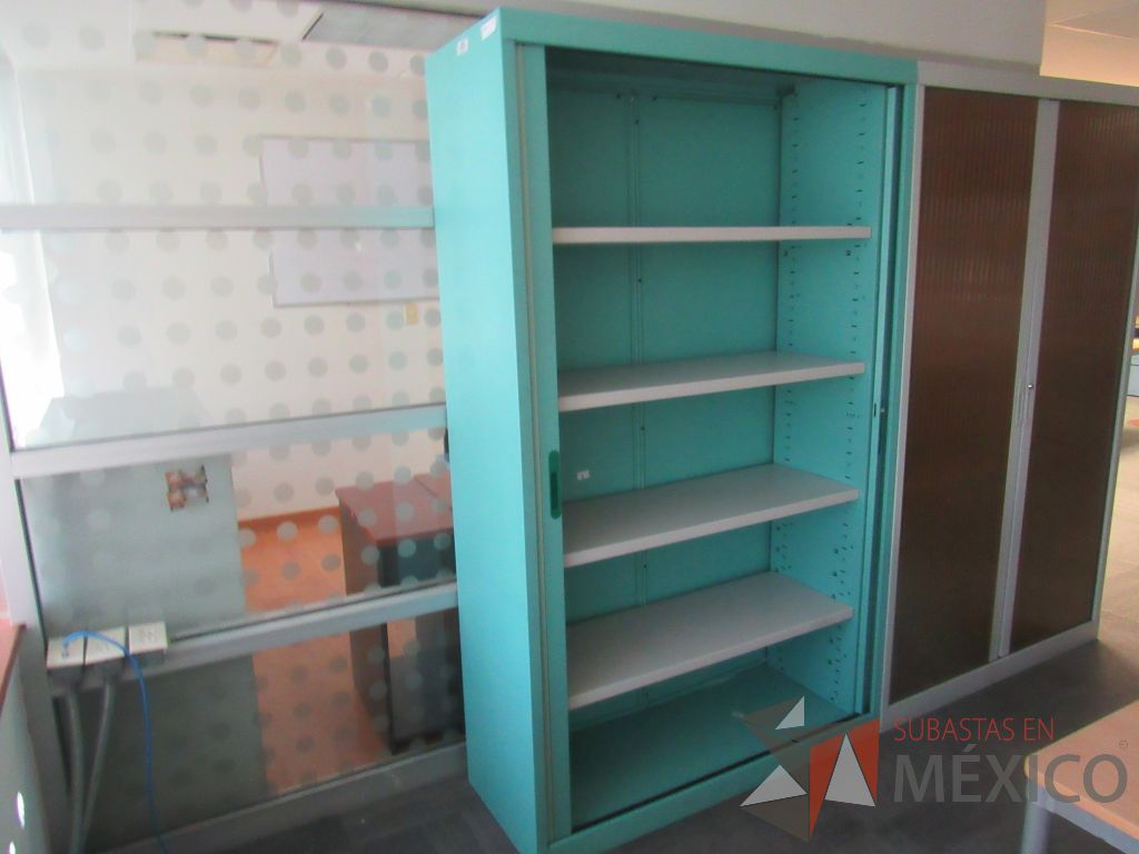 Lote 163a - Gabinete metálico alto con 2 puertas corredizas - Imagen 3