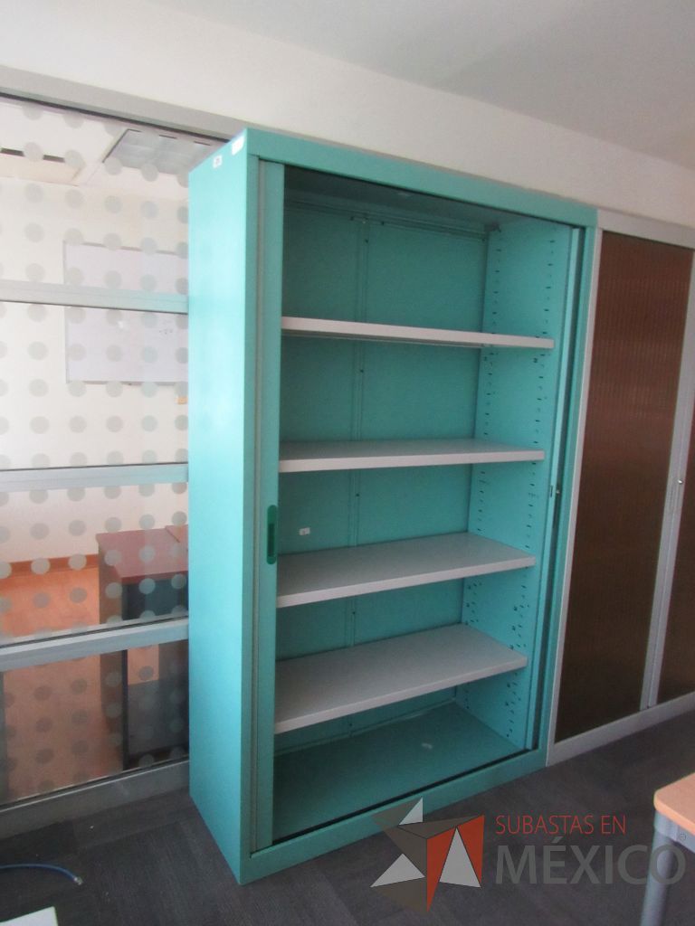 Lote 163a - Gabinete metálico alto con 2 puertas corredizas - Imagen 4
