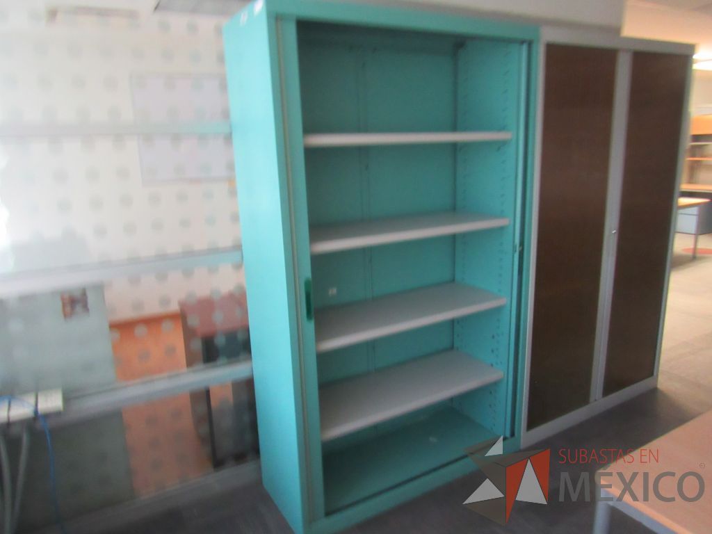 Lote 163a - Gabinete metálico alto con 2 puertas corredizas