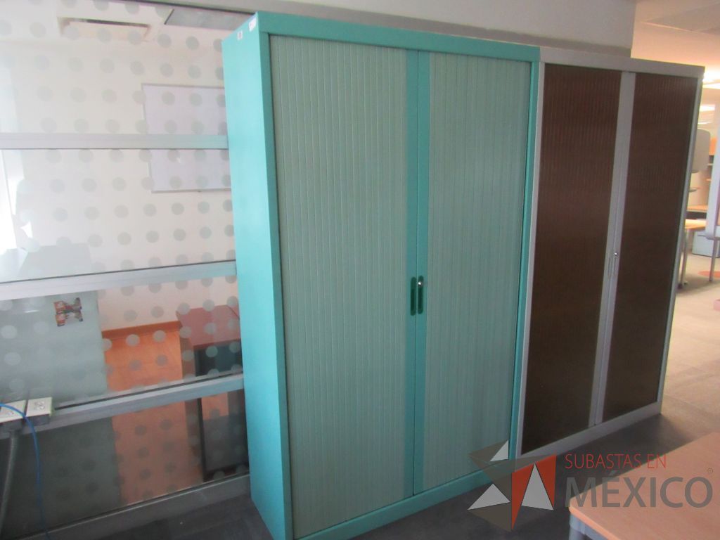 Lote 163a - Gabinete metálico alto con 2 puertas corredizas - Imagen 6