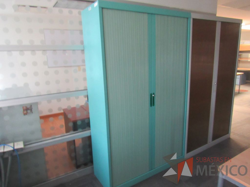 Lote 163a - Gabinete metálico alto con 2 puertas corredizas - Imagen 7