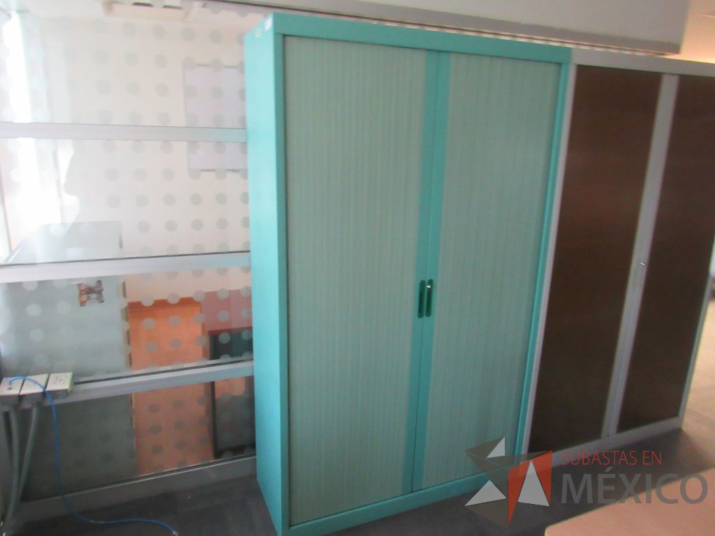 Lote 163a - Gabinete metálico alto con 2 puertas corredizas - Imagen 9