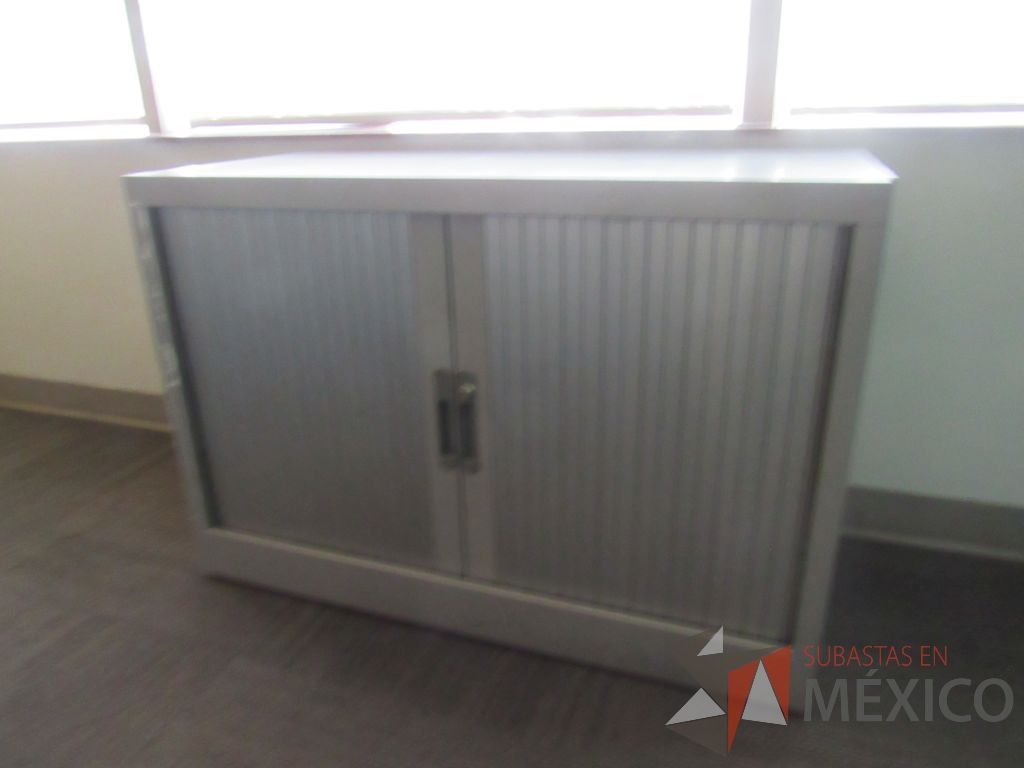 Lote 164 - Gabinete metálico con 2 puertas corredizas color gris y 1 entrepaño color - Imagen 2