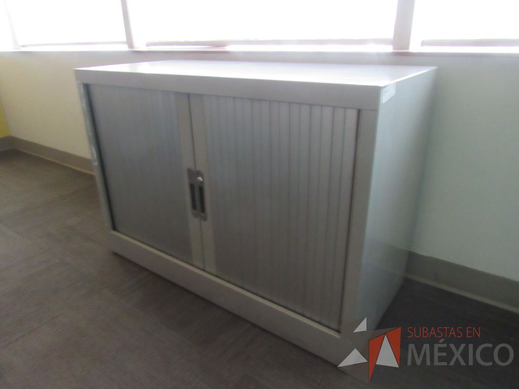 Lote 164 - Gabinete metálico con 2 puertas corredizas color gris y 1 entrepaño color - Imagen 3
