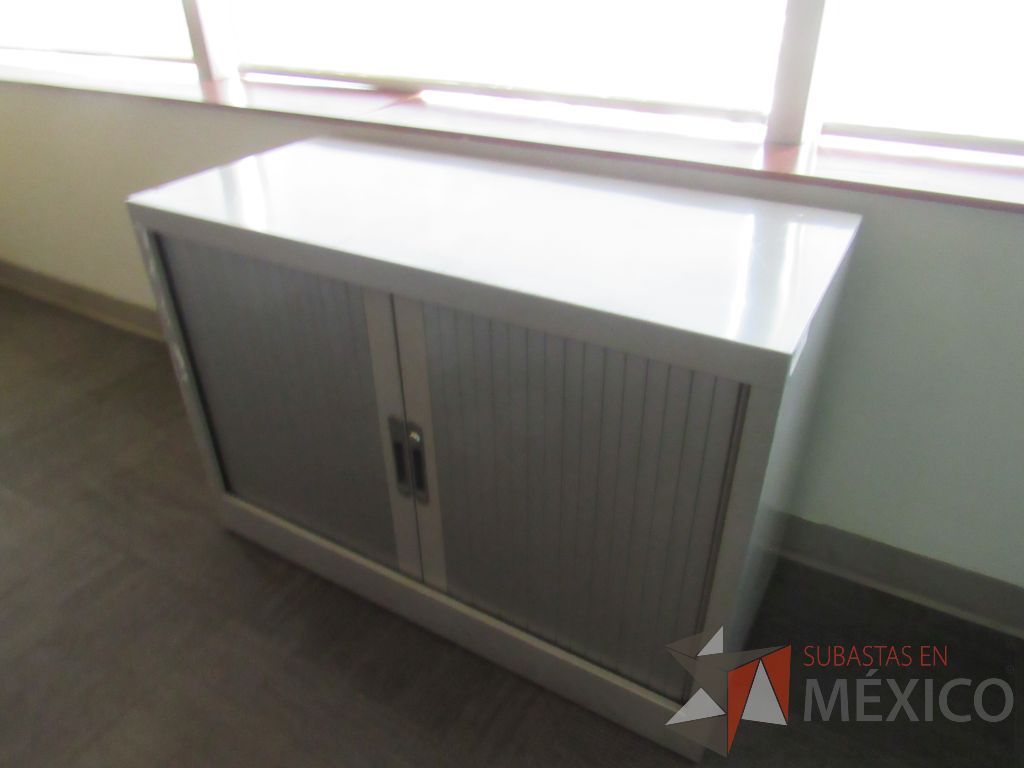 Lote 164 - Gabinete metálico con 2 puertas corredizas color gris y 1 entrepaño color
