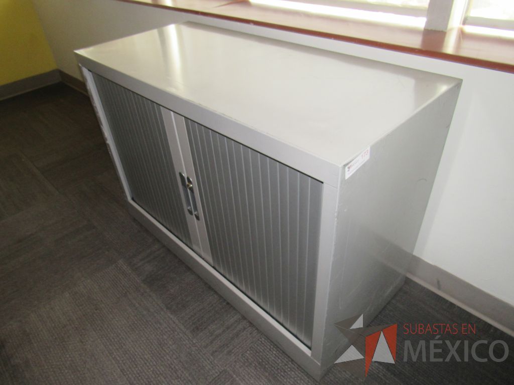 Lote 164 - Gabinete metálico con 2 puertas corredizas color gris y 1 entrepaño color - Imagen 6