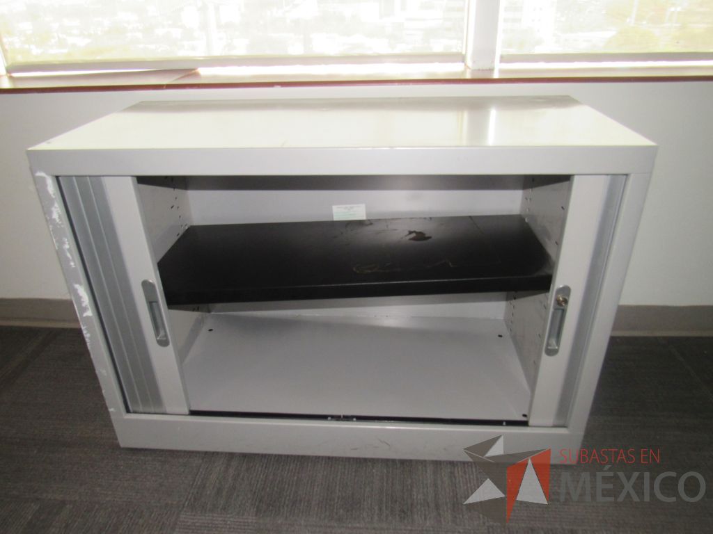 Lote 164 - Gabinete metálico con 2 puertas corredizas color gris y 1 entrepaño color - Imagen 7