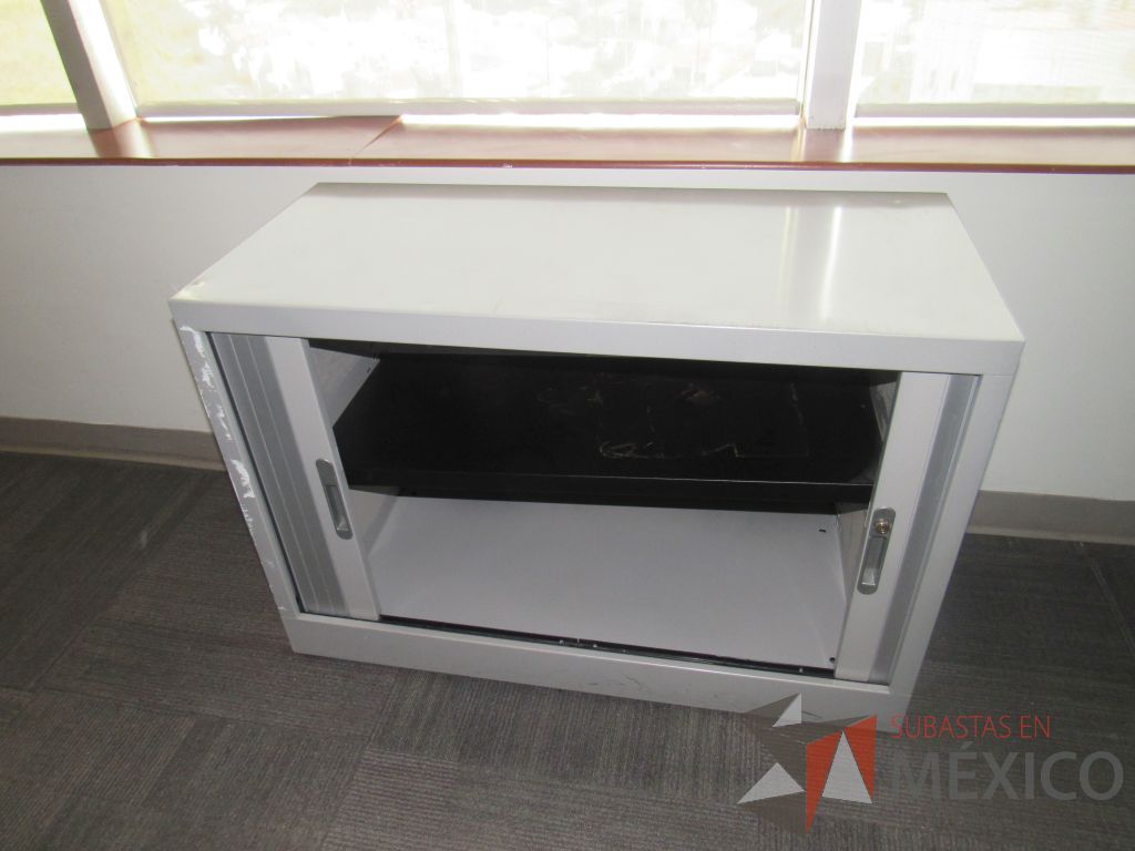 Lote 164 - Gabinete metálico con 2 puertas corredizas color gris y 1 entrepaño color - Imagen 8