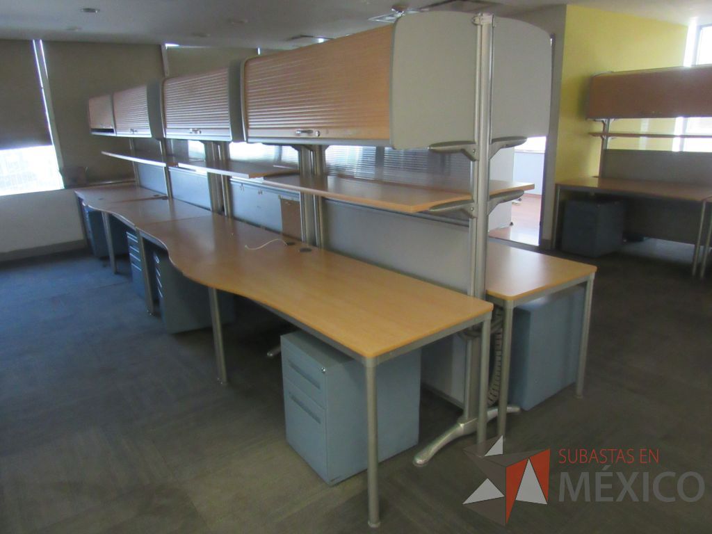 Lote 224 - Estación de trabajo para 8 personas con 8 gavetas, 2 repisas y 8 archivero vertical de 2 cajones color azul