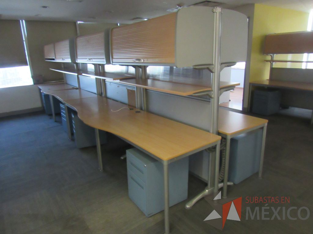 Lote 224 - Estación de trabajo para 8 personas con 8 gavetas, 2 repisas y 8 archivero vertical de 2 cajones color azul - Imagen 2