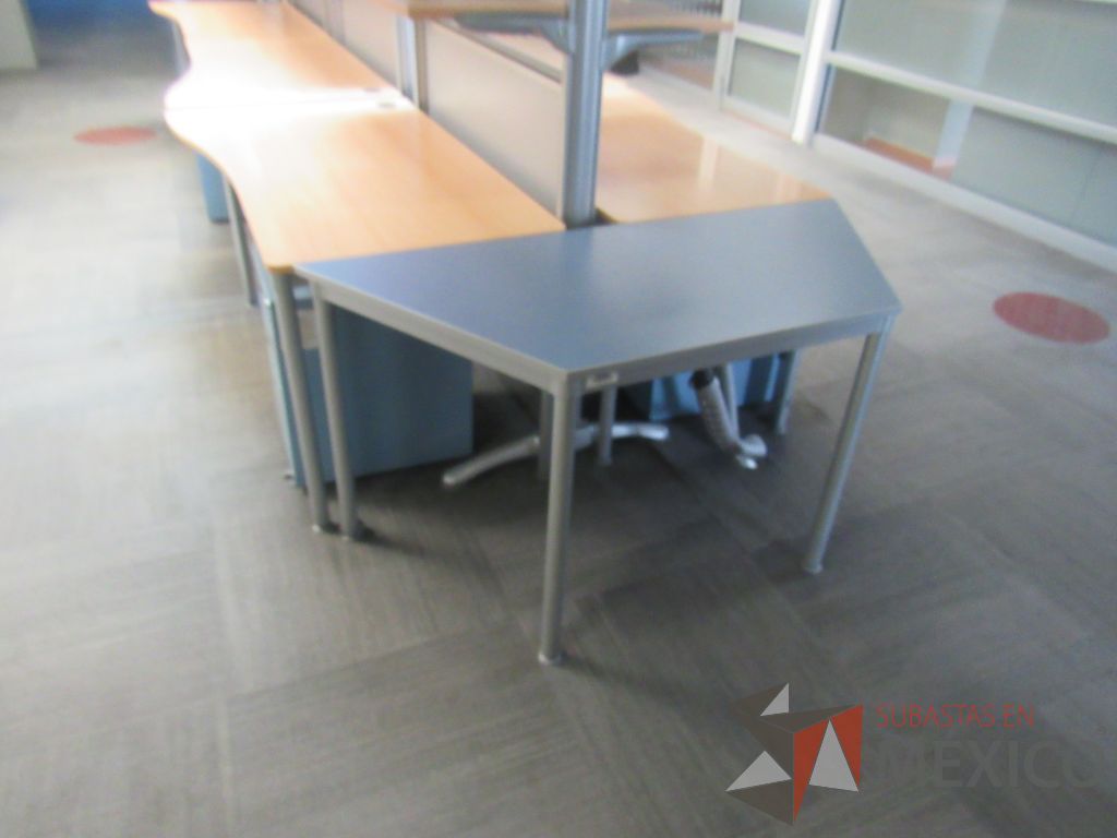 Lote 268 - Estación de trabajo para 6 personas con 6 gavetas - Imagen 5
