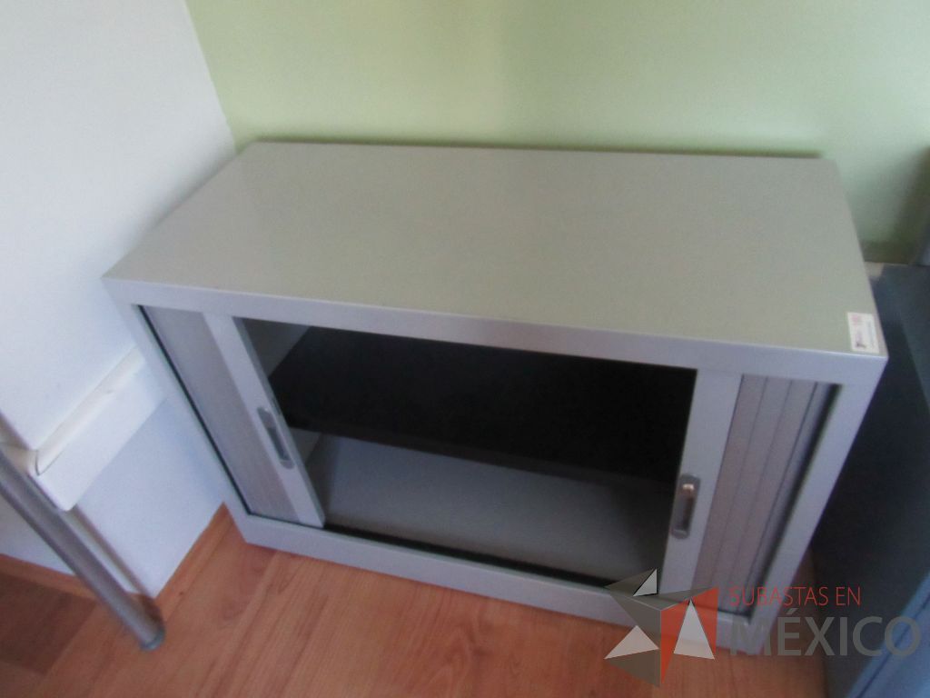 Lote 226 - Gabinete metálico con 2 puertas corredizas color gris y 1 entrepaño color - Imagen 2