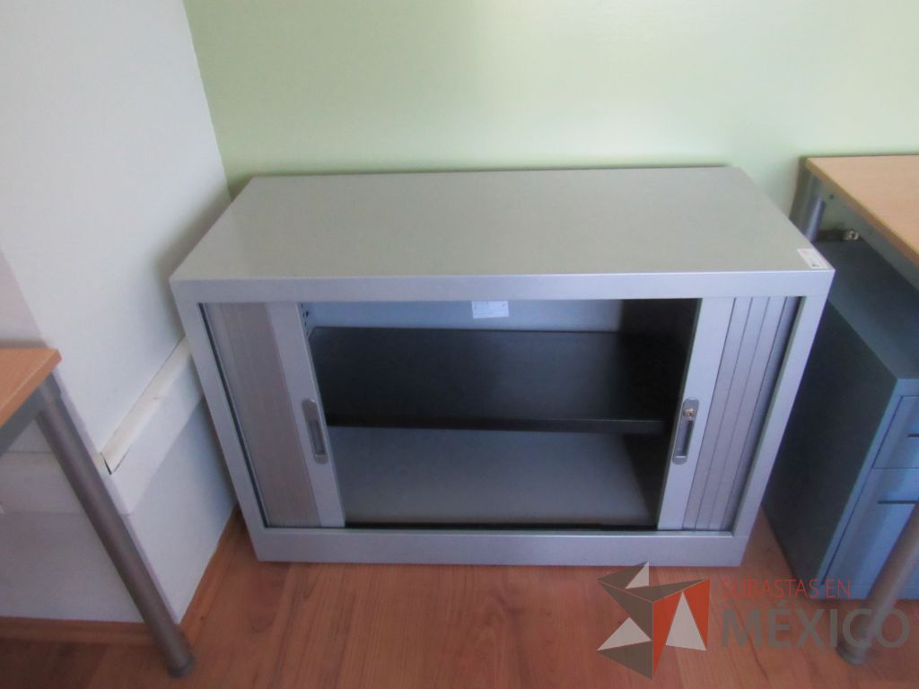 Lote 226 - Gabinete metálico con 2 puertas corredizas color gris y 1 entrepaño color - Imagen 4