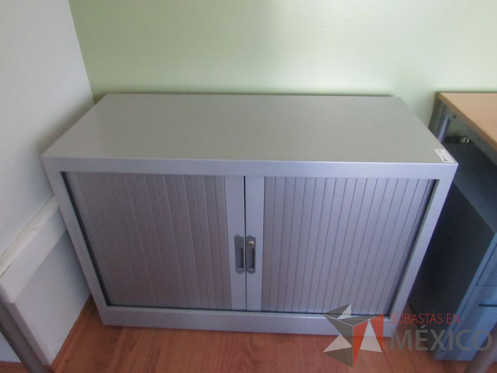 Lote 226 - Gabinete metálico con 2 puertas corredizas color gris y 1 entrepaño color