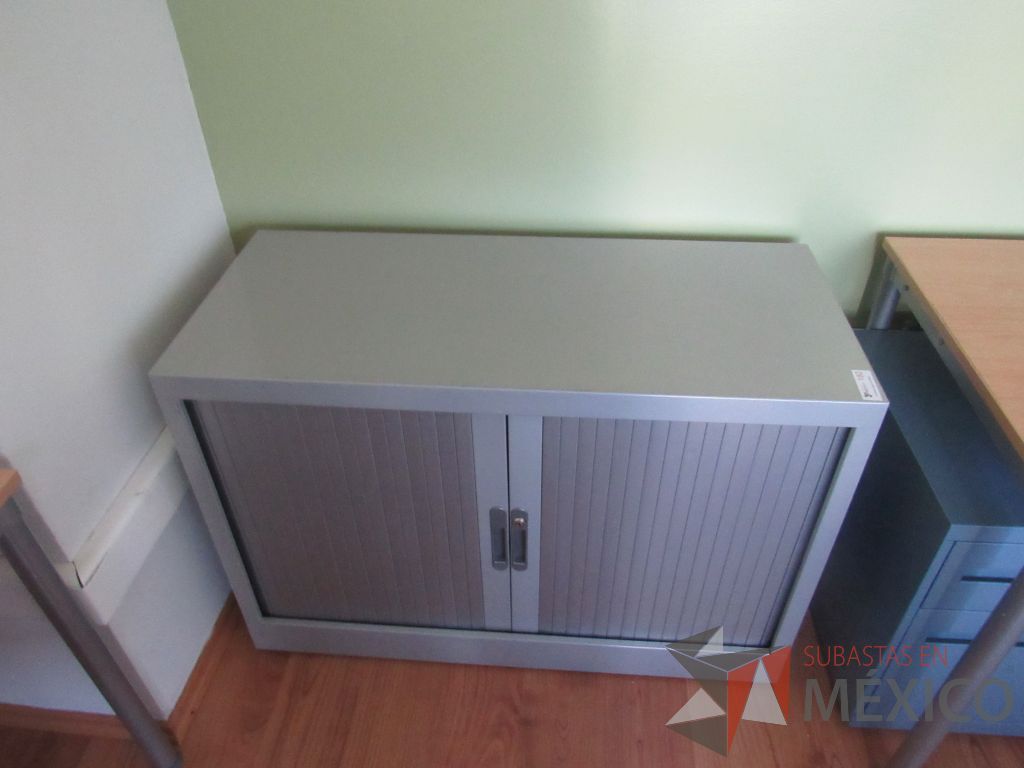 Lote 226 - Gabinete metálico con 2 puertas corredizas color gris y 1 entrepaño color - Imagen 5