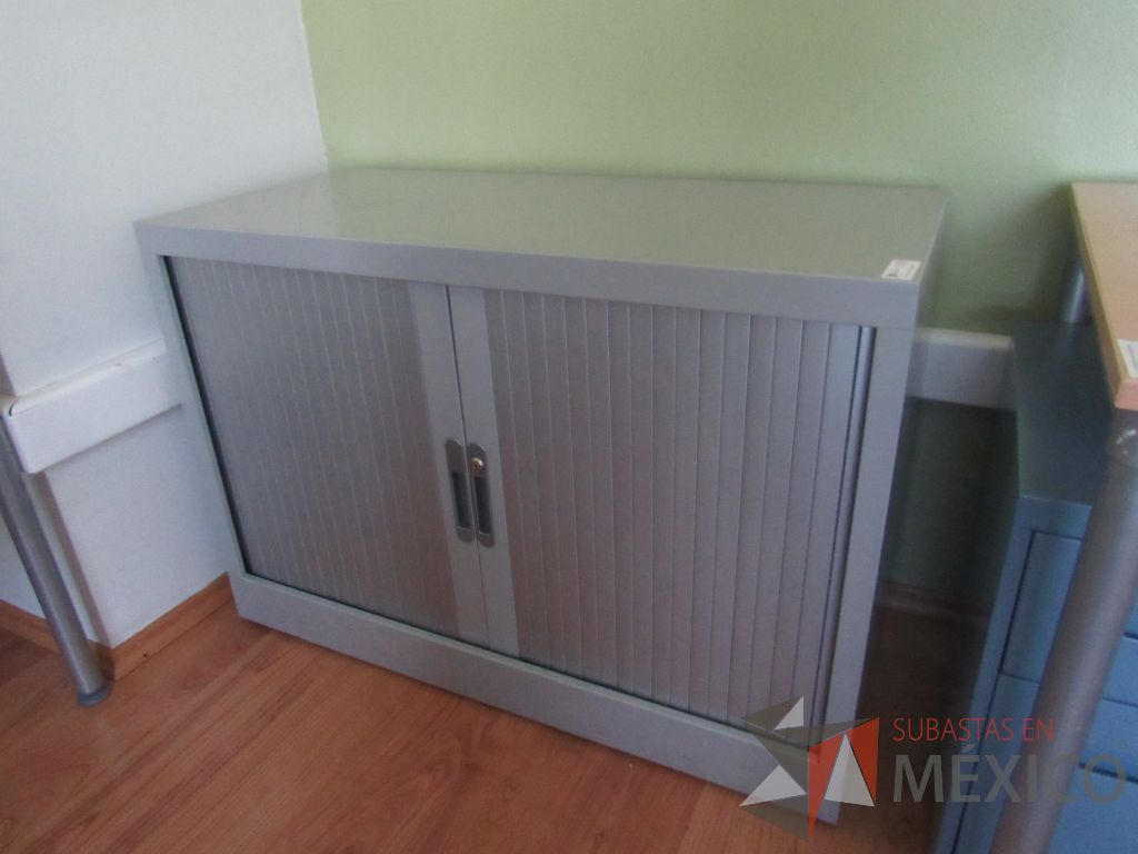 Lote 226 - Gabinete metálico con 2 puertas corredizas color gris y 1 entrepaño color - Imagen 6
