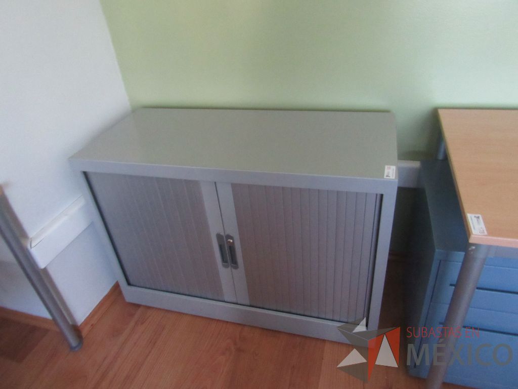Lote 226 - Gabinete metálico con 2 puertas corredizas color gris y 1 entrepaño color - Imagen 7