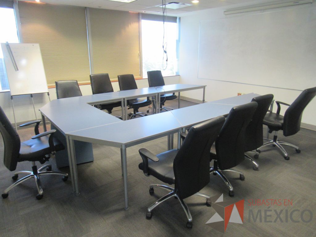 Lote 227 - Mesa de sala de juntas en herradura en 7 piezas con base metálica y cubierta color azul - Imagen 2